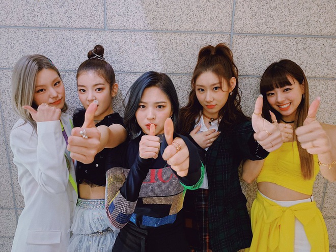 Hứng nghiệp mặc xấu từ Red Velvet, Itzy bị netizen H&agrave;n t&iacute;ch cực ch&ecirc; bai nhưng may m&agrave; được netizen Việt đỡ lời - Ảnh 3.