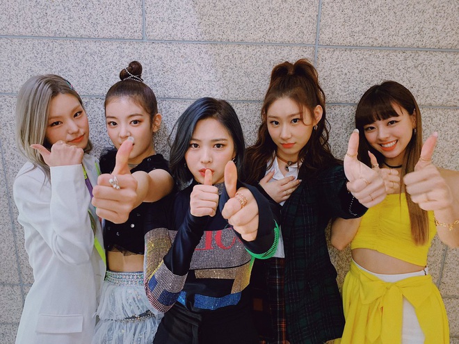 Hứng nghiệp mặc xấu từ Red Velvet, Itzy bị netizen Hàn tích cực chê bai nhưng may mà được netizen Việt đỡ lời - Ảnh 3.