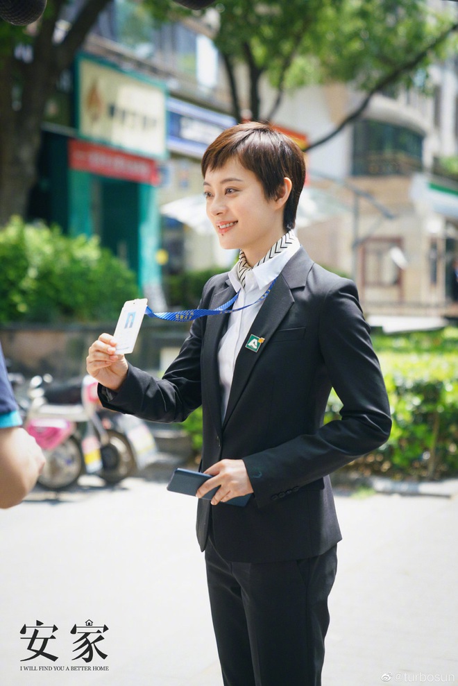 Style c&ocirc;ng sở của T&ocirc;n Lệ trong phim mới khiến d&acirc;n t&igrave;nh ph&acirc;n v&acirc;n: Người khen đẹp, người ch&ecirc; vừa xấu vừa dừ - Ảnh 3.