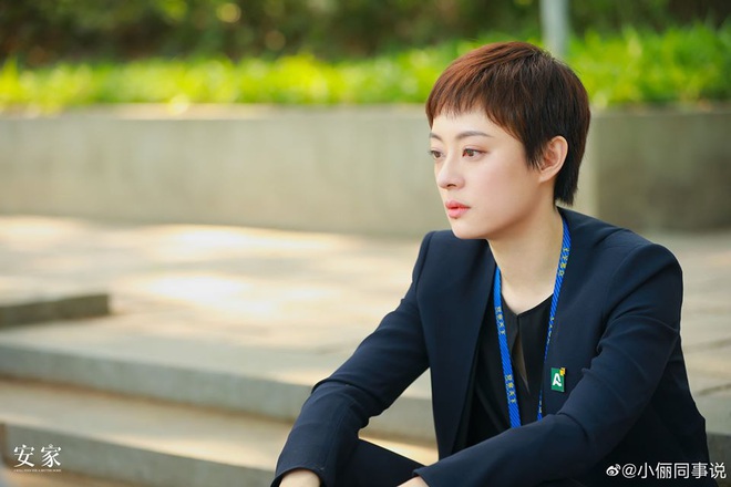Style c&ocirc;ng sở của T&ocirc;n Lệ trong phim mới khiến d&acirc;n t&igrave;nh ph&acirc;n v&acirc;n: Người khen đẹp, người ch&ecirc; vừa xấu vừa dừ - Ảnh 4.