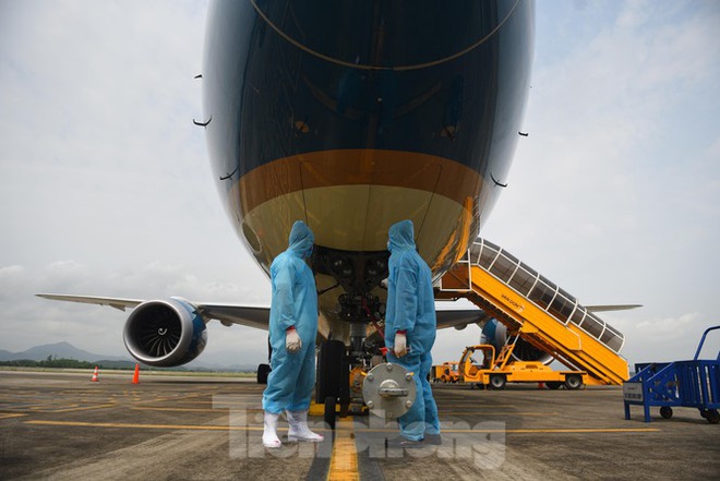 Sân bay Vân Đồn đón thêm hơn 500 người Việt về từ vùng dịch châu Âu - Ảnh 4.