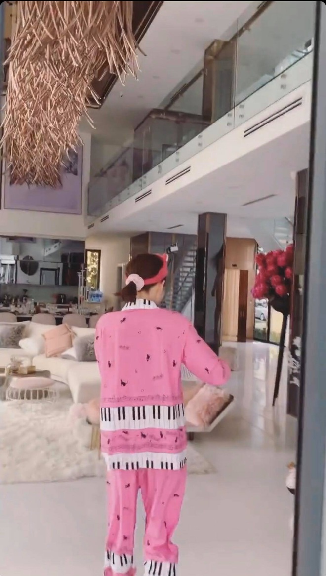 Ra ngoài mặc hở thế nào không biết, ở nhà với phụ huynh là Ngọc Trinh chuyên trị mấy bộ pyjama nhí nhảnh kín từ đầu đến chân  - Ảnh 7.