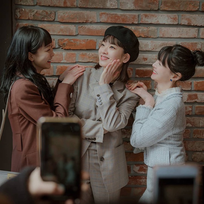 Hậu trường Itaewon Class gây sốt: Màn đọ sắc hiếm của bộ 3 mỹ nhân cướp spotlight của nụ hôn Seo Joon dành cho Dami - Ảnh 3. Hậu trường Itaewon Class gây sốt: Màn đọ sắc hiếm của bộ 3 mỹ nhân cướp spotlight của nụ hôn Seo Joon dành cho Dami - Ảnh 3.