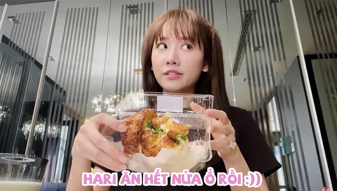 Mua món bánh mì đang cực hot về review nhưng vì quá thèm nên Hari Won đã ăn luôn trên đường đi - Ảnh 2.