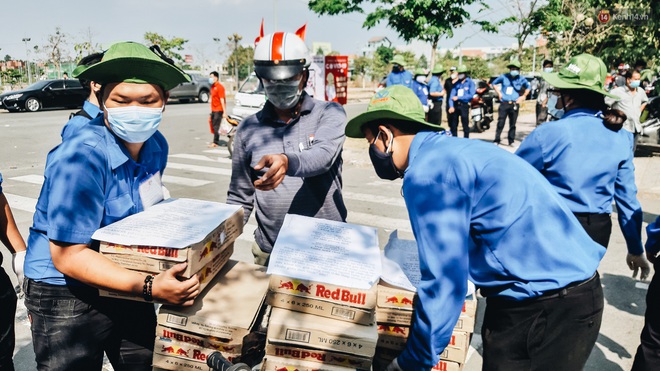 Người cách ly ở KTX âm thầm mua sữa tặng các anh dân quân tự vệ để cảm ơn vì ngày đêm chuyển hàng viện trợ - Ảnh 13.