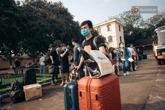 Chùm ảnh xúc động buổi chia tay tại khu cách ly: Người đến người đi, chỉ có các cô chú nhân viên vẫn ở lại chống dịch - Ảnh 8.