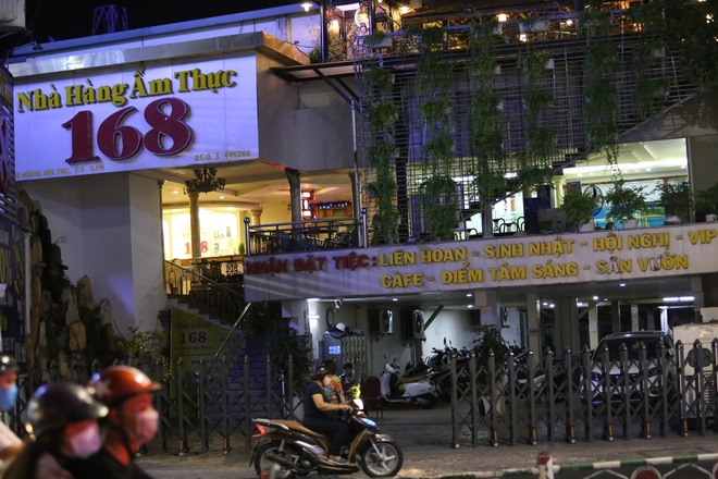 Nhà hàng, phòng gym, salon tóc, quán nhậu,... ở Sài Gòn đồng loạt đóng cửa theo chỉ thị để phòng dịch Covid-19 - Ảnh 10.