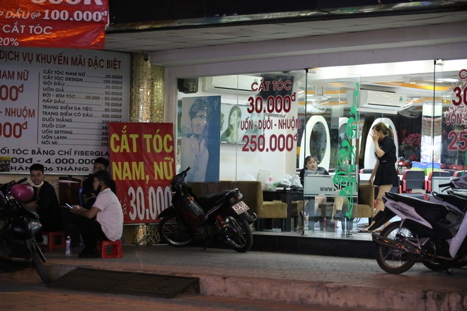 Nhà hàng, phòng gym, salon tóc, quán nhậu,... ở Sài Gòn đồng loạt đóng cửa theo chỉ thị để phòng dịch Covid-19 - Ảnh 7.