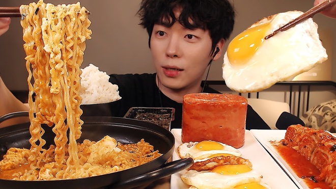 Những YouTuber mukbang – ASMR điển trai nhất khiến hội chị em điêu đứng vì còn “ngon” hơn đồ ăn trước mặt, tiếc gì 1 subscribe bạn ơi! - Ảnh 10.