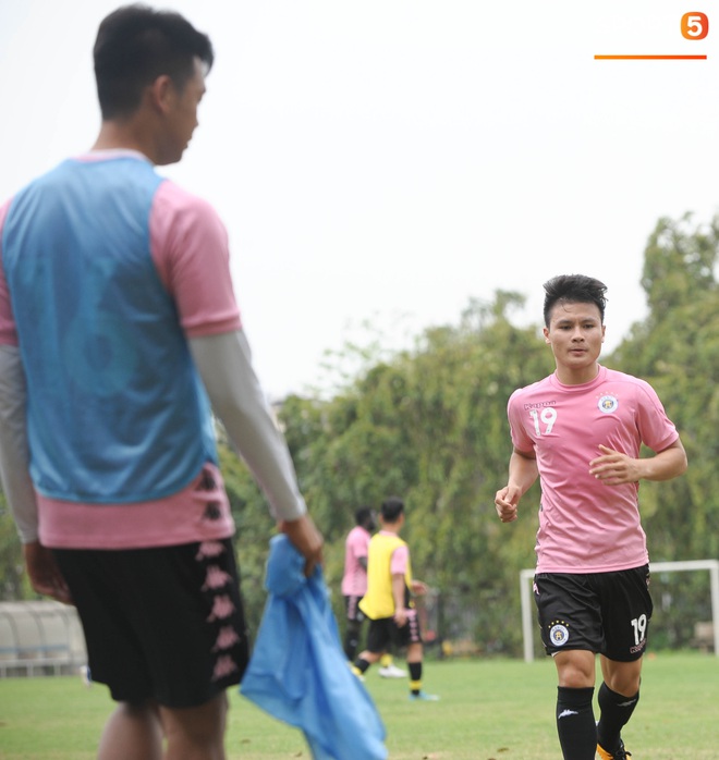 Thành Chung bịt kín mặt, hóa trọng tài biên bất đắc dĩ trong buổi tập chiều 25/3 của Hà Nội FC - Ảnh 4.