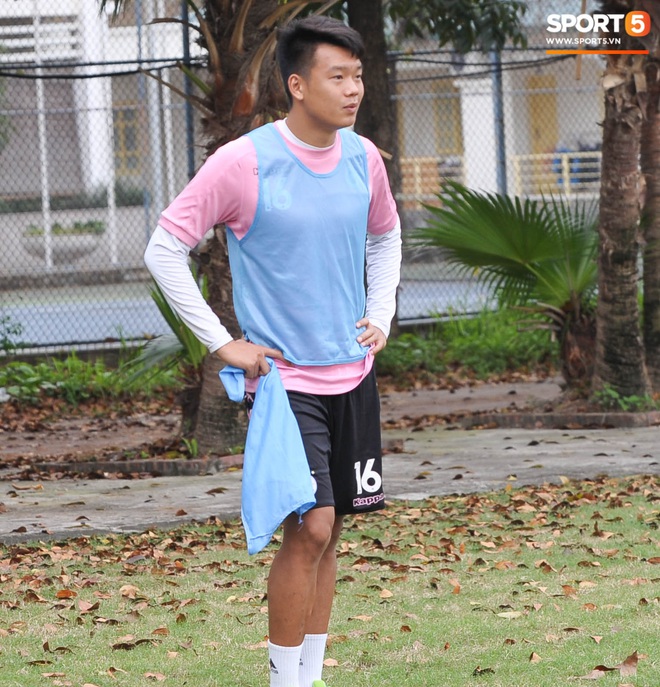 Thành Chung bịt kín mặt, hóa trọng tài biên bất đắc dĩ trong buổi tập chiều 25/3 của Hà Nội FC - Ảnh 3.