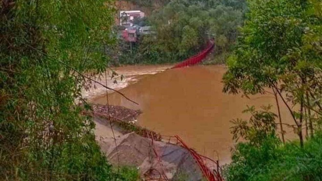 Lào Cai: Sét đánh 1 người tử vong, mưa đá kèm giông lốc quật đứt cây cầu treo bắc qua sông - Ảnh 1.