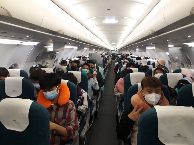 Vietnam Airlines chở công dân Việt Nam từ Philippines về nước an toàn - Ảnh 3.
