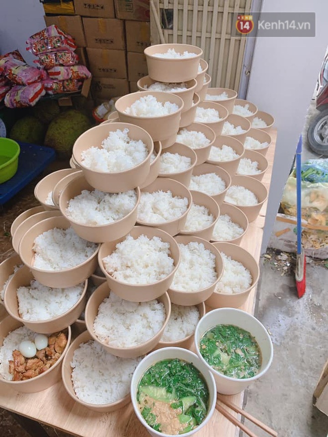 Chủ quán ăn ở Hà Nội nấu hàng trăm suất cơm, chè miễn phí cho những y bác sỹ đang gồng mình chống dịch Covid-19 tại BV bệnh Nhiệt đới TW - Ảnh 3.