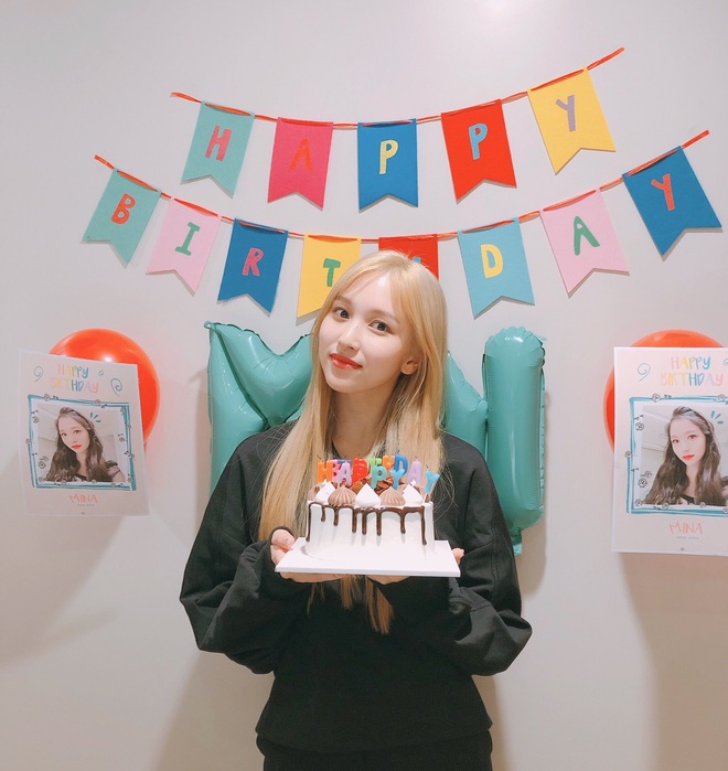 Mina nhuộm tóc mới xinh khó tả nhưng lại vô tình biến Nayeon thành người lạc lõng nhất Twice - Ảnh 1.