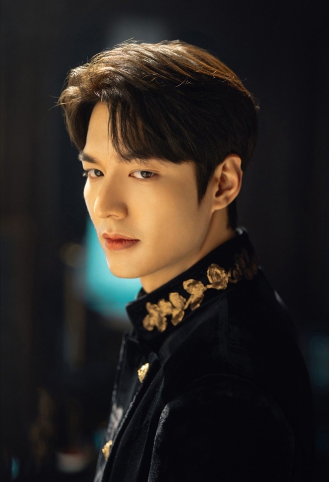 Lee Min Ho chồm tới muốn ăn tươi nuốt sống cận vệ ở Bệ Hạ Bất Tử, bức ảnh thế là đã mắt nhờ nhân đôi visual! - Ảnh 3. Lee Min Ho chồm tới muốn ăn tươi nuốt sống cận vệ ở Bệ Hạ Bất Tử, bức ảnh thế là đã mắt nhờ nhân đôi visual! - Ảnh 3.