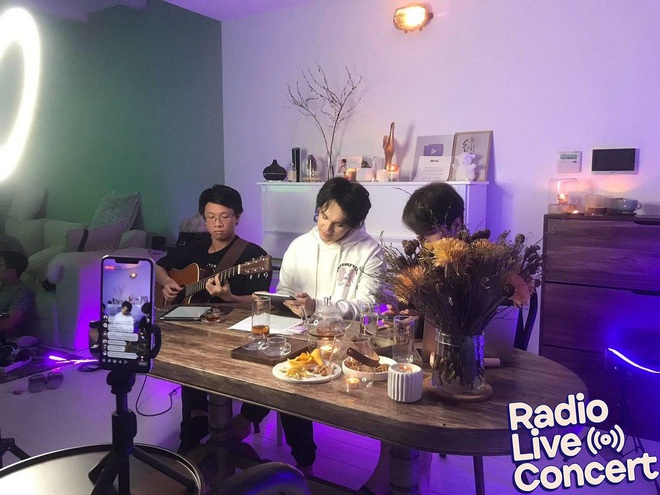 Nguyễn Trần Trung Quân mở bát Radio Live Concert: Hát một lèo các ca khúc vừa cũ vừa mới, tỏ tình Denis Đặng và lộ diện luôn gà mới được rủ hát chung! - Ảnh 7.