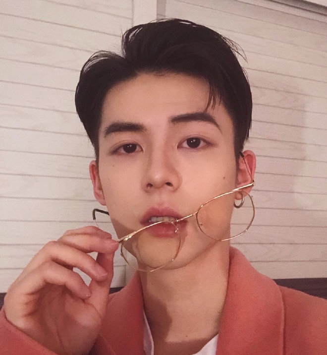 Hot boy triệu follow để lộ nhan sắc thật khi vô tình xuất hiện trong livestream của bạn: Khác vẻ soái khí bình thường hơi nhiều đó nha - Ảnh 1.