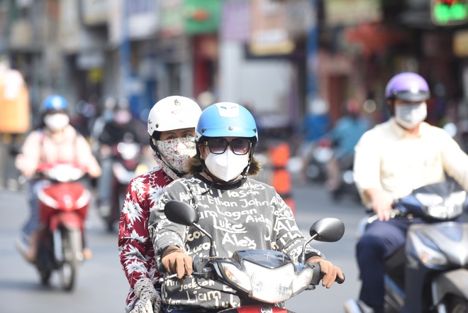 TP.HCM: Phạt 300.000 đồng nếu ra đường kh&ocirc;ng đeo khẩu trang, đ&atilde; &aacute;p dụng ngay từ h&ocirc;m nay - Ảnh 1.