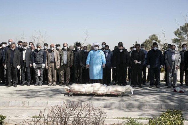 300 người Iran chết v&igrave; tin uống rượu chứa methanol c&oacute; thể ngừa Covid-19 - Ảnh 1.