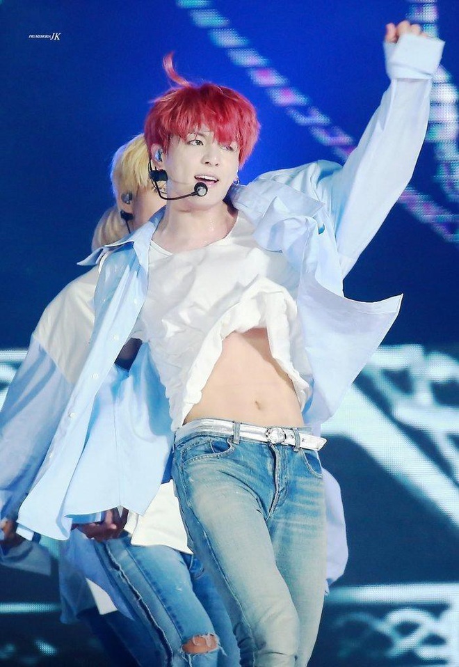 Rớt hết liêm sỉ trước màn cởi áo khoe body mãn nhãn của Jungkook (BTS) và tất cả là nhờ công của anh cả Jin! - Ảnh 4.