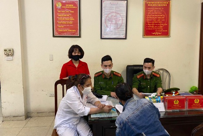 Trường hợp đầu tiên tại Hà Nội bị phạt vì không đeo khẩu trang - Ảnh 1.
