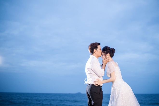 Trường Giang - Nhã Phương cuối cùng cũng tung trọn bộ ảnh đẹp trong lễ đính hôn bí mật tại bãi biển hơn 1 năm trước  - Ảnh 5.