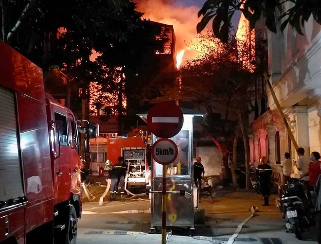 Hà Nội: Cháy lớn căn nhà tại phố Hồ Đắc Di, người dân hốt hoảng tháo chạy - Ảnh 1.