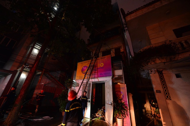 Hà Nội: Cháy lớn căn nhà tại phố Hồ Đắc Di, người dân hốt hoảng tháo chạy - Ảnh 3.