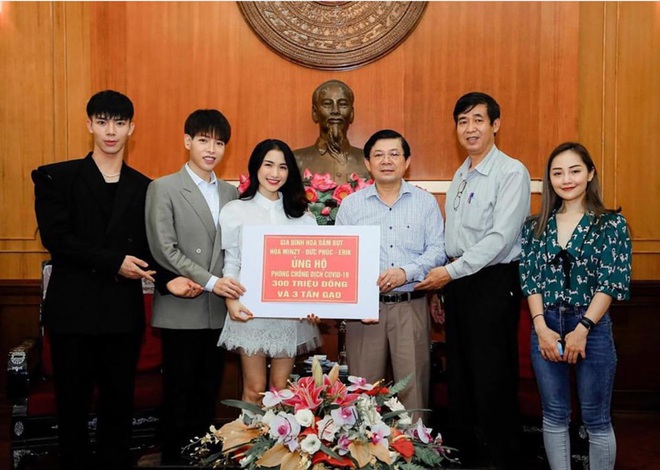 Có ai như gia đình Hoa dâm bụt: Thấy Erik tung loạt ảnh điển trai, Hoà Minzy liền vạch mặt thẳng thừng là “chỉnh lố thế này đây! - Ảnh 2.