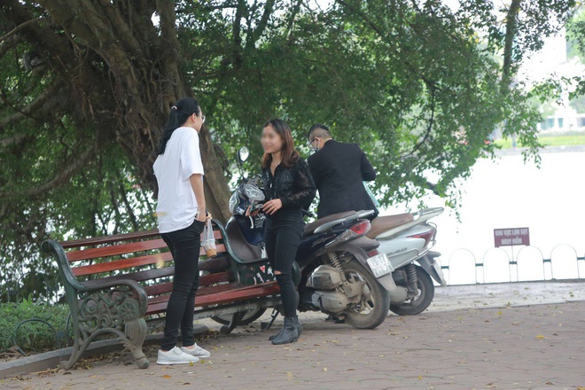 Ảnh: Sau trường hợp đầu tiên bị phạt, nhiều người dân ở Hà Nội vẫn không sử dụng khẩu trang tại nơi công cộng - Ảnh 26.