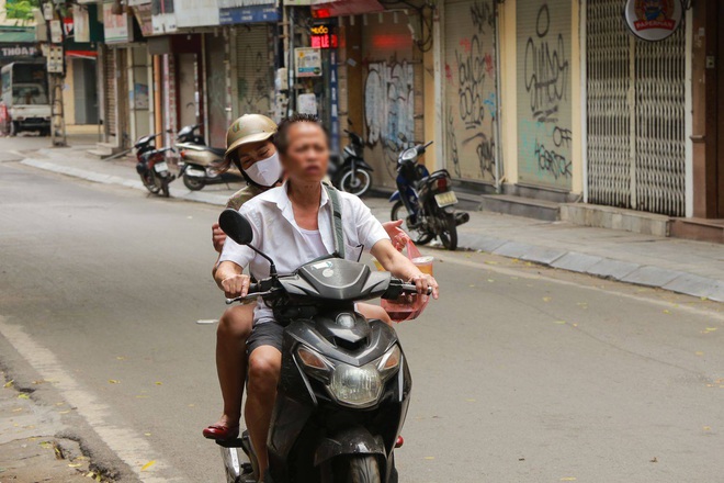 Ảnh: Sau trường hợp đầu tiên bị phạt, nhiều người dân ở Hà Nội vẫn không sử dụng khẩu trang tại nơi công cộng - Ảnh 22.