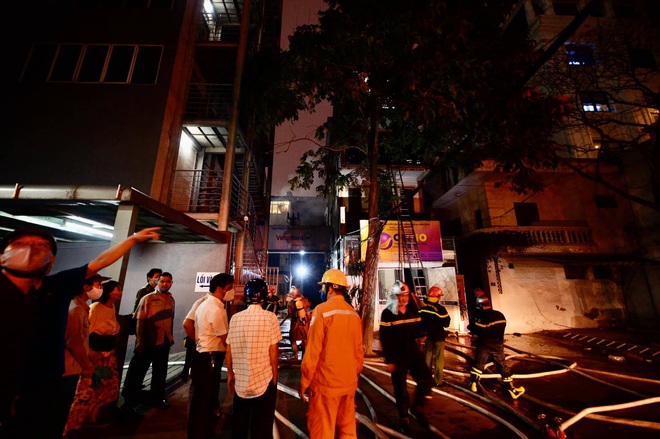 Hà Nội: Cháy lớn căn nhà tại phố Hồ Đắc Di, người dân hốt hoảng tháo chạy - Ảnh 4.