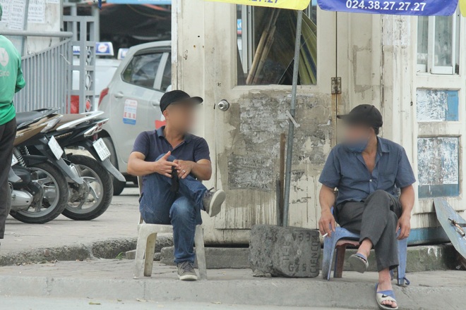 Ảnh: Sau trường hợp đầu tiên bị phạt, nhiều người dân ở Hà Nội vẫn không sử dụng khẩu trang tại nơi công cộng - Ảnh 15.