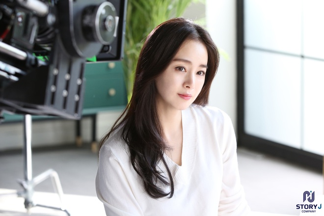 Kim Tae Hee và Bi Rain tung ảnh hậu trường: Ngắm mỹ nhân 2 con đẹp, kéo xuống hình vợ chồng mà ngã ngửa - Ảnh 2.