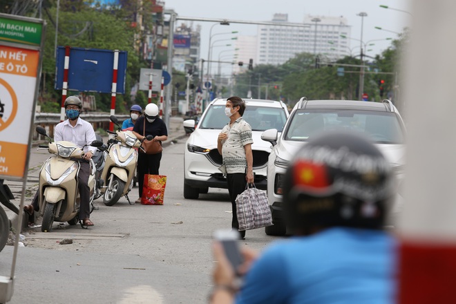 Chùm ảnh: Người dân mang đồ ăn, lương thực tiếp tế cho người nhà sau khi bệnh viện Bạch Mai nội bất xuất, ngoại bất nhập - Ảnh 5.