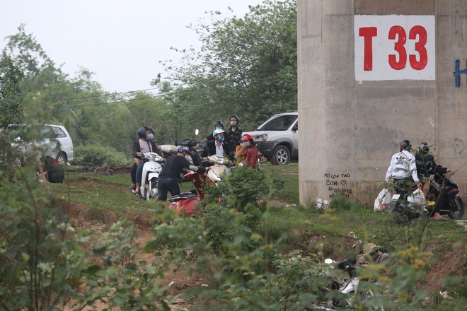 Giữa mùa dịch Covid -19, hàng trăm người dân Hà Nội vẫn rủ nhau ra bãi giữa sông Hồng tụ tập ăn uống - Ảnh 5.