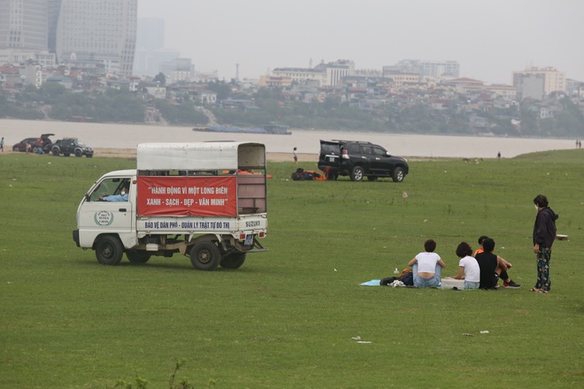 Giữa mùa dịch Covid -19, hàng trăm người dân Hà Nội vẫn rủ nhau ra bãi giữa sông Hồng tụ tập ăn uống - Ảnh 9.