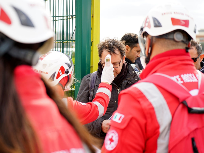 Bất chấp đe dọa trừng phạt của UEFA, đội b&oacute;ng T&acirc;y Ban Nha c&acirc;n nhắc cấm h&agrave;ng ngh&igrave;n CĐV đến từ t&acirc;m dịch nước &Yacute; - Ảnh 1.