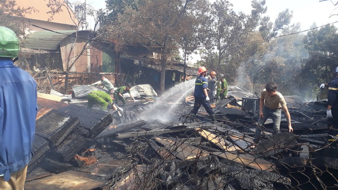 Lâm Đồng: Hỏa hoạn thiêu rụi một xưởng gỗ, một căn nhà có nguy cơ đổ sập vì bị cháy lan - Ảnh 1.