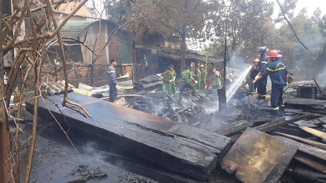 Lâm Đồng: Hỏa hoạn thiêu rụi một xưởng gỗ, một căn nhà có nguy cơ đổ sập vì bị cháy lan - Ảnh 2.