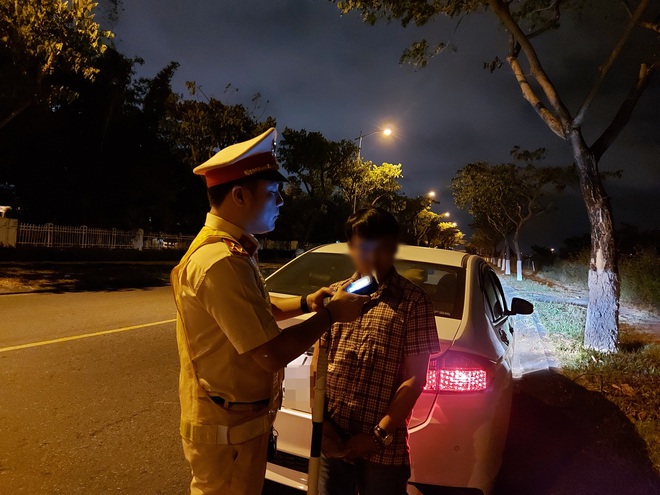 Bị CSGT thổi lại, t&agrave;i xế &ocirc;t&ocirc; say rượu liền đổi ghế l&aacute;i để n&eacute; thổi nồng độ cồn - Ảnh 2.