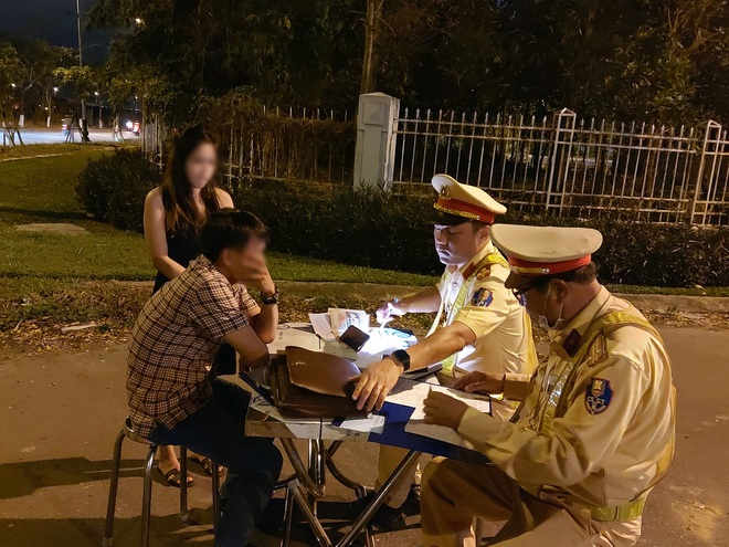 Bị CSGT thổi lại, t&agrave;i xế &ocirc;t&ocirc; say rượu liền đổi ghế l&aacute;i để n&eacute; thổi nồng độ cồn - Ảnh 3.