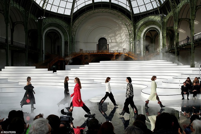 Show Chanel Thu Đông 2020: Sàn catwalk tráng gương dài tận 340 mét hoành tráng nhưng không khiến giới mộ điệu “wow” như những lần trước - Ảnh 1.
