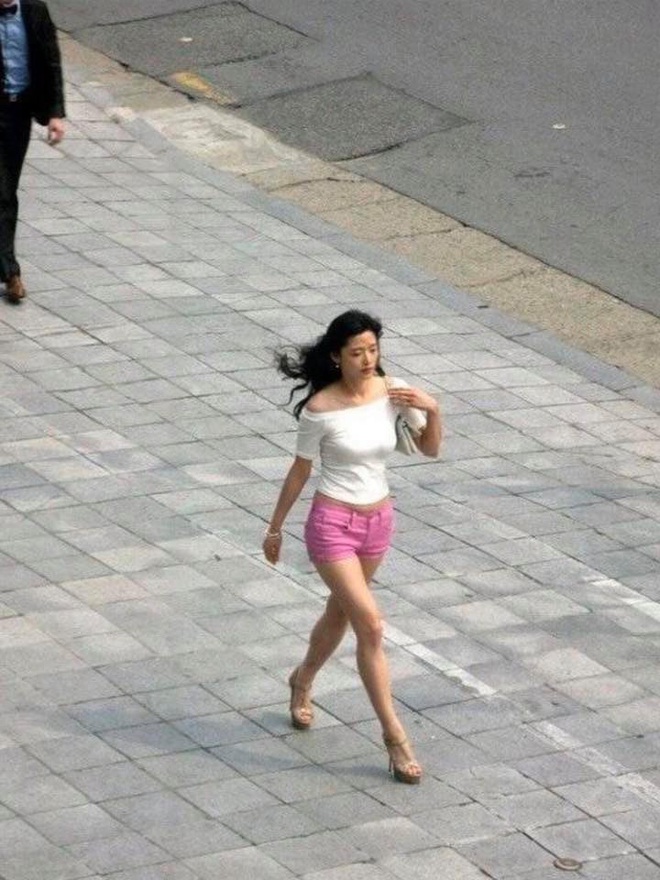 Loạt ảnh chụp vội mợ chảnh Jeon Ji Hyun 20 tuổi đóng quảng cáo giữa đường gây bão MXH: Thảo nào được tôn làm nữ thần! - Ảnh 4.