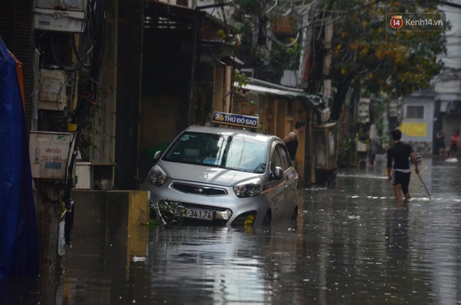 Hà Nội: Nhiều tuyến phố ngập nghiêm trọng, cây xanh bật gốc đổ ngang đường sau cơn mưa như trút nước - Ảnh 10.