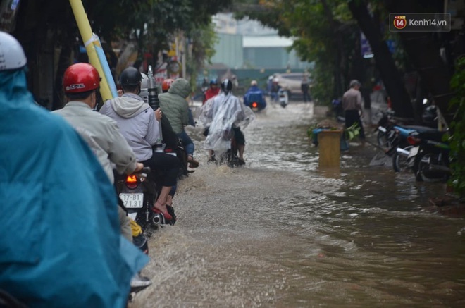 Hà Nội: Nhiều tuyến phố ngập nghiêm trọng, cây xanh bật gốc đổ ngang đường sau cơn mưa như trút nước - Ảnh 11.