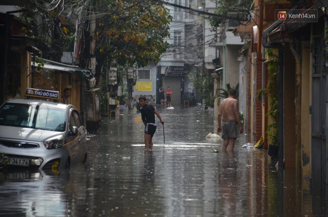 Hà Nội: Nhiều tuyến phố ngập nghiêm trọng, cây xanh bật gốc đổ ngang đường sau cơn mưa như trút nước - Ảnh 3.