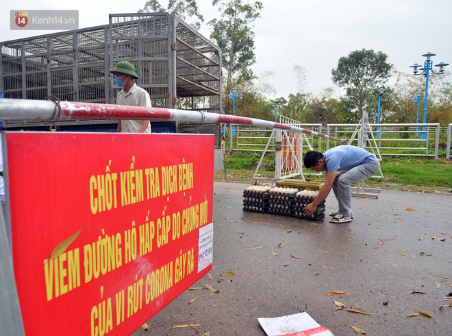 Mỗi người dân ở xã Sơn Lôi nhận 800.000 đồng tiền hỗ trợ sau 21 ngày phong toả - Ảnh 2.