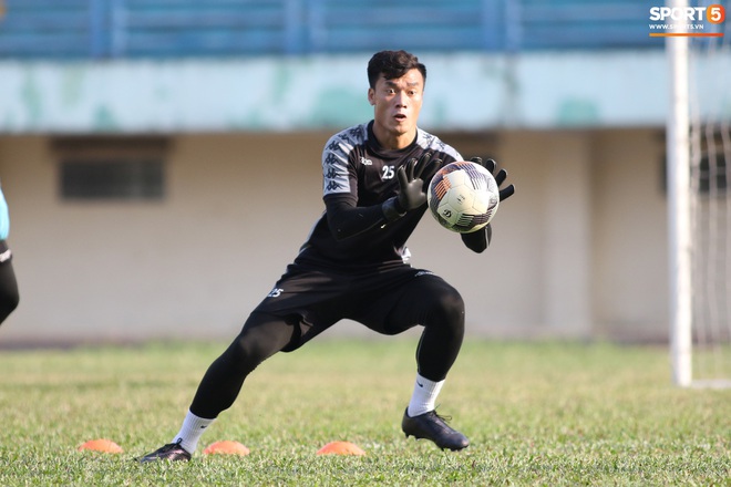 Li&ecirc;n tục mắc lỗi, thủ m&ocirc;n B&ugrave;i Tiến Dũng buồn xo trong ng&agrave;y tập c&ugrave;ng thủ m&ocirc;n trẻ - Ảnh 7.
